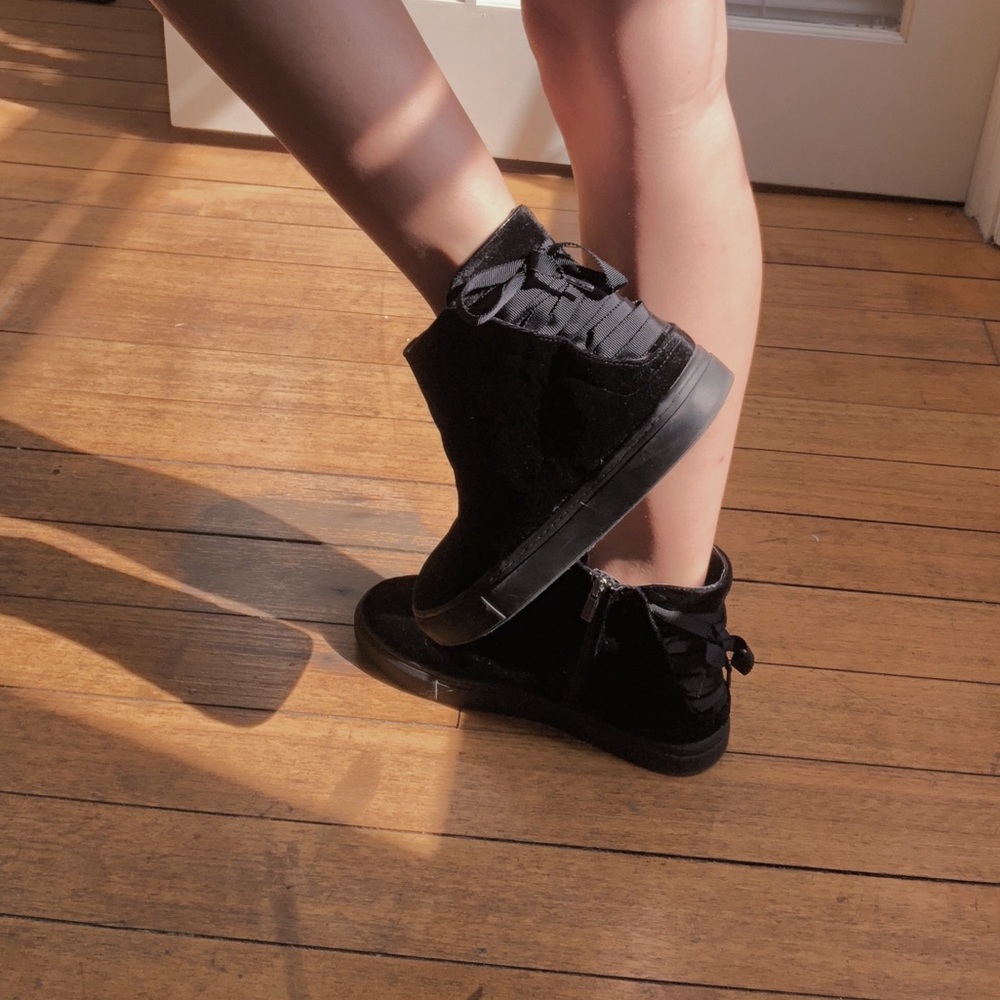Velvet Slides / Sneakers